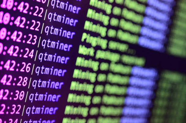 Imagem macro da interface do programa para mineração de moeda criptomoeda no monitor de um computador de escritório. O conceito de mineração bitcoins. O fluxo de dados e cadeias de informação
 - Foto, Imagem