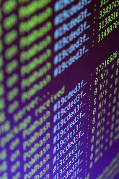 Makro-Schnappschuss der Programmoberfläche für Kryptowährungs-Mining auf dem Monitor eines Bürocomputers. das Konzept der Gewinnung von Bitcoins. der Fluss von Informationen und Daten - Foto, Bild