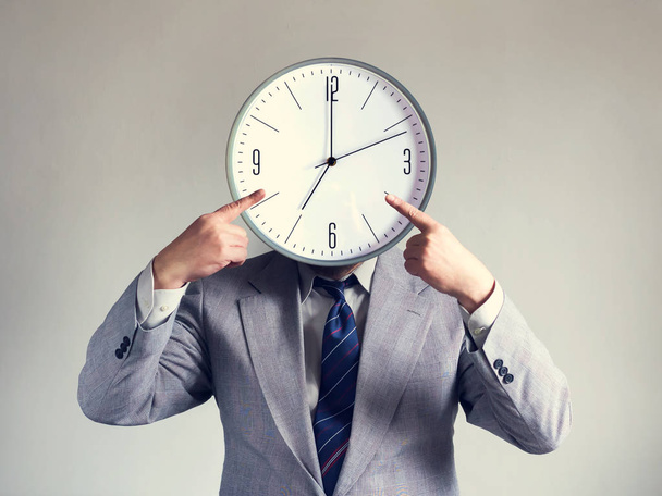 Homme d'affaires avec une horloge au lieu d'une tête. Concept d'entreprise et d'efficacité. Horaire et calendrier. Argent et temps
. - Photo, image