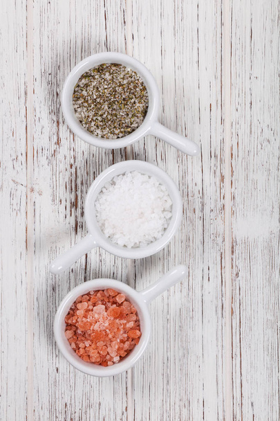 Tyypit Salt Himalajan, Kosher ja Sea Salt Herb Seasoning. Valikoiva painopiste
. - Valokuva, kuva