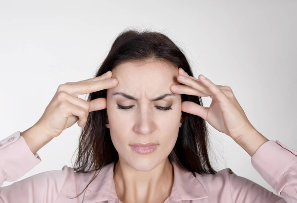 esausto giovane donna d'affari ha mal di testa
 - Foto, immagini