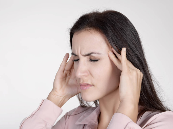 Erschöpfte junge Geschäftsfrau hat Kopfschmerzen - Foto, Bild