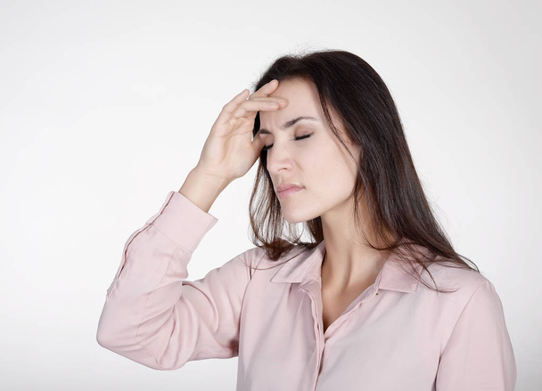 uitgeput jonge zakenvrouw heeft hoofdpijn - Foto, afbeelding