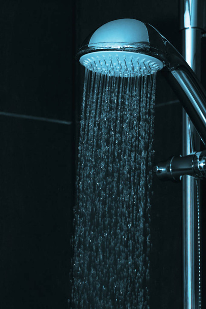 Cabeça de chuveiro com água corrente
 - Foto, Imagem