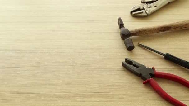 Varias herramientas en un trabajador sobre madera
 - Imágenes, Vídeo