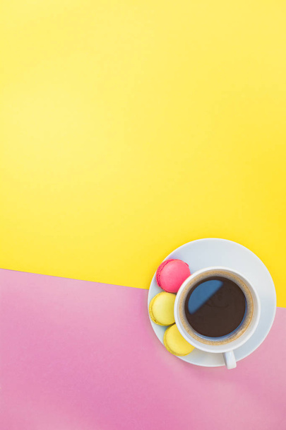 Posa piatta di tazza di caffè con amaretti
 - Foto, immagini