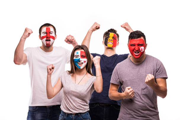 Groep van fans suport hun nationale teams met beschilderde gezichten. Engeland, België, Tunesië, Panama Fans overwinning schreeuwen geïsoleerd op witte achtergrond - Foto, afbeelding