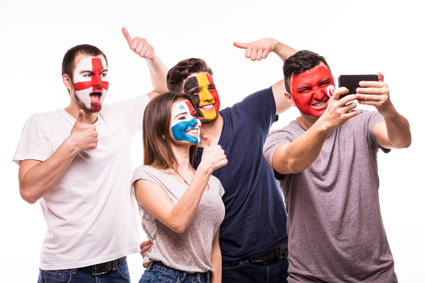 A nemzeti csapatok festett arcok rajongók suport csoportja. Anglia, Belgium, Tunézia, Panama rajongók fog selfie a telefon elszigetelt fehér background - Fotó, kép