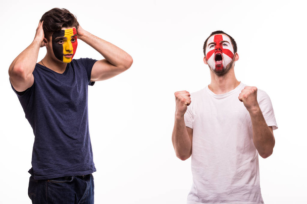 Feliz fanático del fútbol de Inglaterra celebran ganar molesto fanático del fútbol de Bélgica con la cara pintada aislada sobre fondo blanco
 - Foto, Imagen