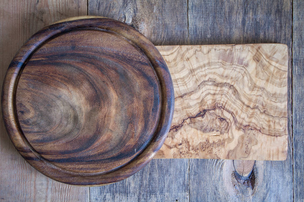 Chopping boards of different shapes on a wooden background. View from above. - Zdjęcie, obraz