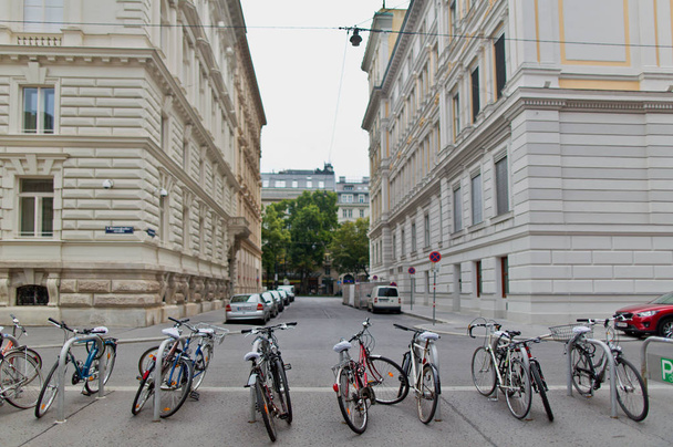 sokakta park edilmiş Bisiklet ve otomobil gündüz görünümü - Fotoğraf, Görsel