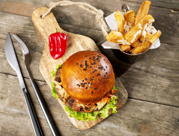 Kırmızı biber ile baharatlı burger - Fotoğraf, Görsel