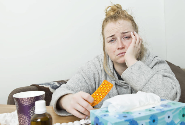 mladá žena trpící bolestí hlavy doma - Fotografie, Obrázek