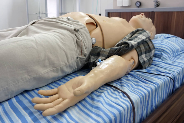 Carácter robótico con objetivo médico / Paciente médico futurista. Robot trabaja como paciente durante entrenamientos de simulación médica
. - Foto, imagen
