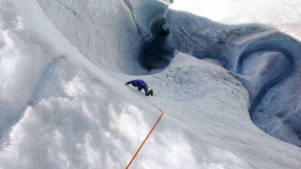 przewodnik górski mężczyzna podczas lodowiec i lodu szkolenia ćwiczenia na lodowcu w Alpach - Zdjęcie, obraz