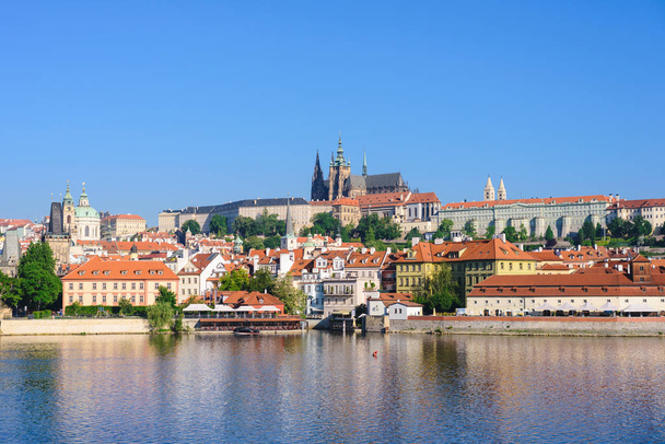 Praha, Böömi, Tsekin tasavalta. Hradcany on Prahan linna, jossa on kirkkoja, kappeleita, halleja ja torneja historiansa jokaiselta kaudelta. - Valokuva, kuva
