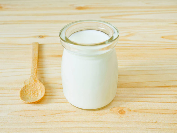 Un frasco de yogur natural
  - Foto, imagen