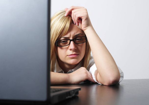 Mujer molesta mirando a la computadora portátil
 - Foto, imagen