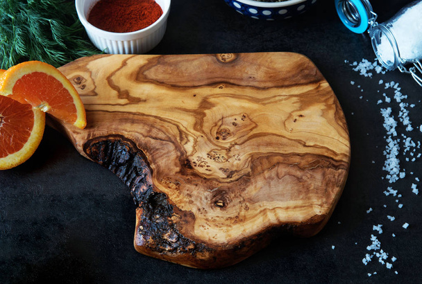 Fond de cuisson avec planche à découper en bois naturel, vue de dessus
 - Photo, image
