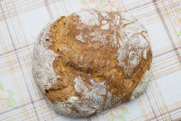 vers brood uit de traditionele hout-oven recept - Foto, afbeelding