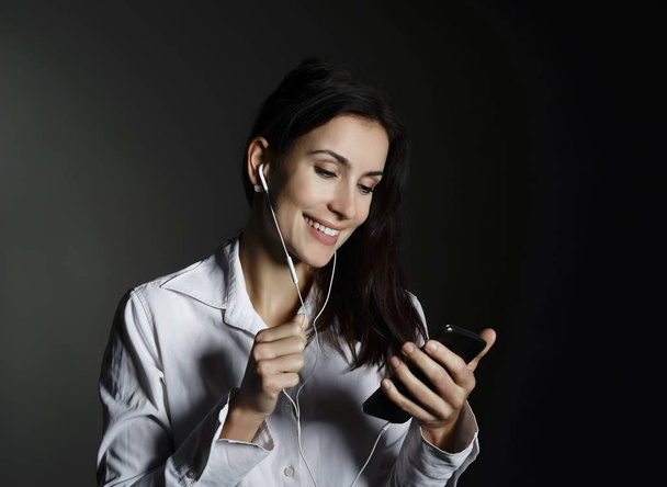  heureuse jeune femme d'affaires avec smartphone et écouteurs
 - Photo, image