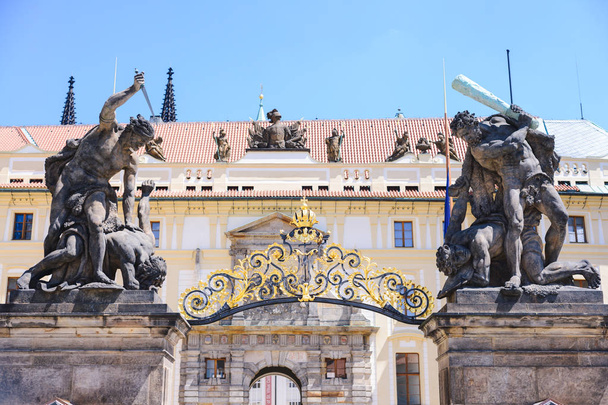 Fragmento do castelo de Praga Localizado no distrito de Hradcany é a residência oficial e escritório do Presidente da República Checa
 - Foto, Imagem
