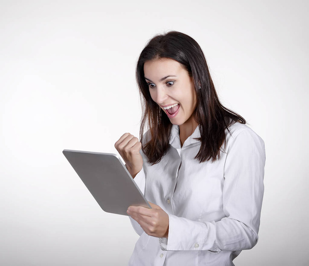  glückliche junge Geschäftsfrau mit digitalem Tablet - Foto, Bild