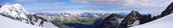 彼の後ろに素晴らしい山の風景の素晴らしい景色を高山岳氷河の男性登山家のパノラマ ビュー - 写真・画像