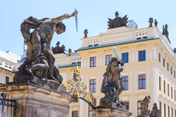 Фрагмент Празького Граду розташований у районі Градчани знаходиться офіційна резиденція і Канцелярія президента Чехії - Фото, зображення