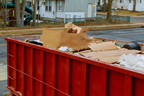Müllcontainer voller Müll über Ökologie und Umwelt - Foto, Bild