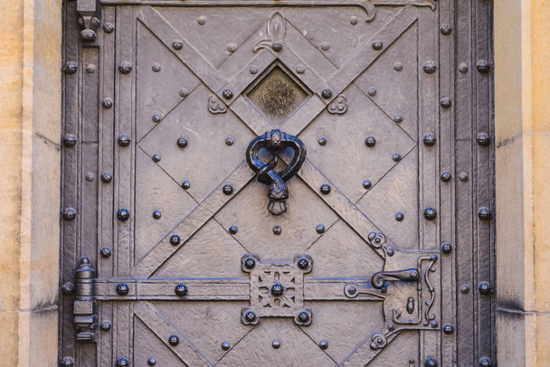 старі важкі металеві ковані двері
 - Фото, зображення