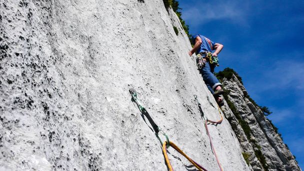 mászni a meredek lemez szurok a hard rock hegymászó útvonal, a svájci Alpok hegyi túravezető - Fotó, kép