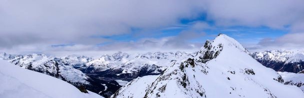 panoraama talvi vuoristo maisema huiput ja järvet lähellä St. Moritz taustalla
 - Valokuva, kuva