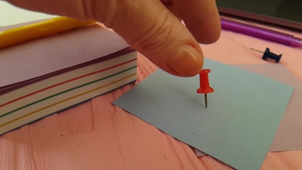 pinezki, ręka, notebook kolor papieru - Materiał filmowy, wideo
