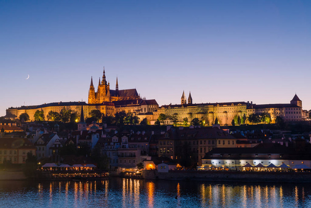 Praha, Böömi, Tsekin tasavalta. Hradcany on Prahan linna, jossa on kirkkoja, kappeleita, halleja ja torneja. Iltanäkymä nähtävyydelle
. - Valokuva, kuva