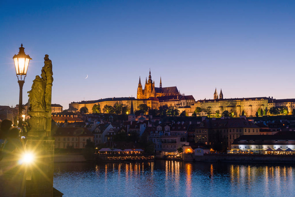 Praga, Boémia, República Checa. Hradcany é o Castelo de Praha com igrejas, capelas, salões e torres. Vista noturna da atração turística
. - Foto, Imagem