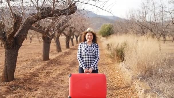 村の女性を幸せな若い旅行者。農業観光 - 映像、動画