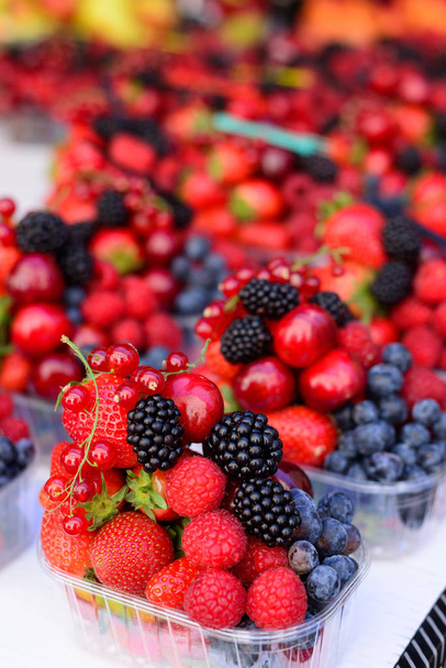 Mix strawberries, blackberries, red currants, blueberries and raspberries - Fotografie, Obrázek