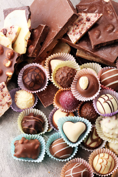 una gran variedad de pralinés de chocolate, gourm de confitería belga
 - Foto, imagen