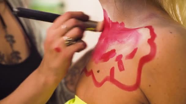 Maquiagem artista desenho no rosto modelos
 - Filmagem, Vídeo