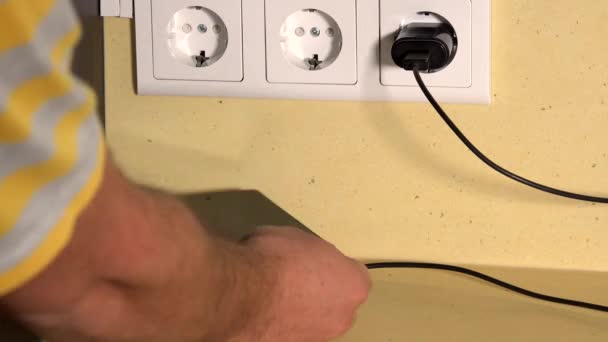 Mies käsi laittaa älypuhelimen langattomaan laturiin
 - Materiaali, video
