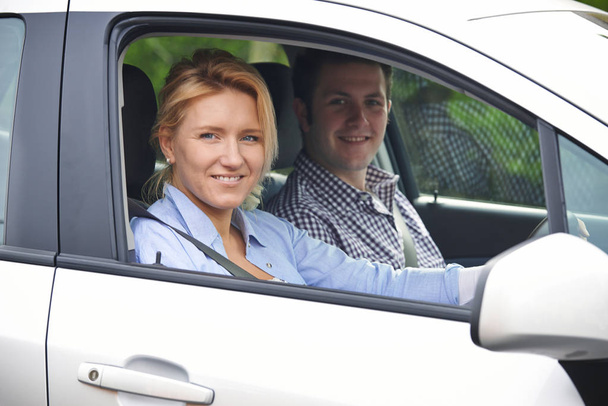 Портрет молодой пары, выглядывающей из окна автомобиля
 - Фото, изображение