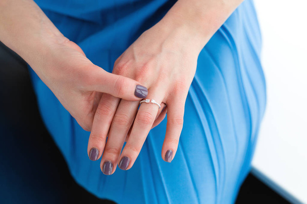 Frau trägt Verlobungsring - Foto, Bild