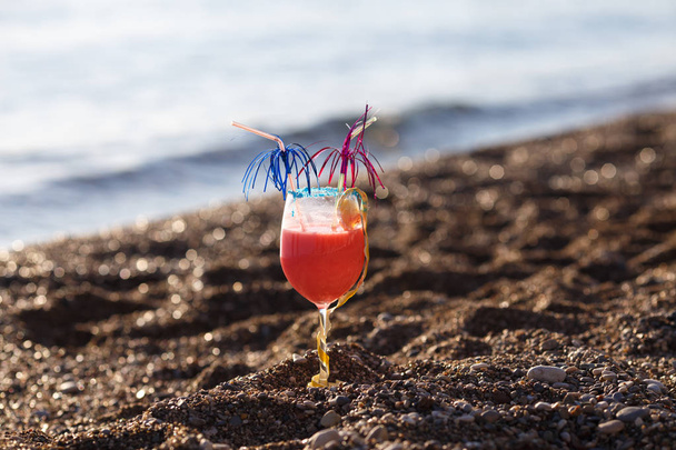 tropical cocktail in a glass on the summer beach - Zdjęcie, obraz