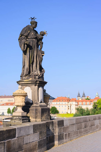 Checa, Praga, escultura gótica do António de Pádua na ponte Carlos. Praga, arte medieval, estátua de Santo na ponte do rei Carlos
. - Foto, Imagem