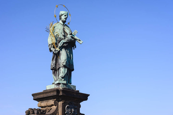 Άγαλμα του Ιωάννη του Νέπομουκ σχετικά με τη γέφυρα του Καρόλου στην Πράγα. - Φωτογραφία, εικόνα