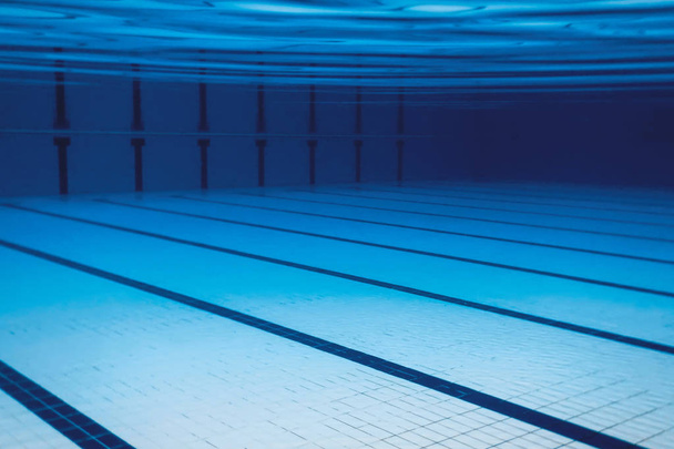 Unterwasser leeres Schwimmbad.  - Foto, Bild