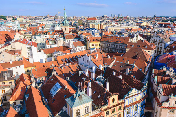 Празька Староміська площа рядка будинків з традиційними червоні дахи в Чеській Республіці - Фото, зображення