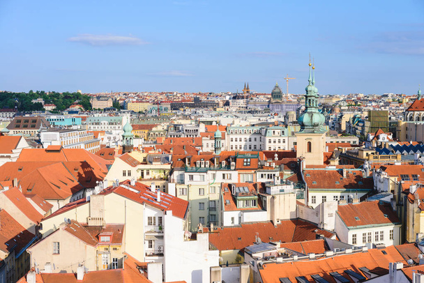 Praha Old Town Square rivi taloja perinteisiä punaisia kattoja Tsekin tasavallassa
 - Valokuva, kuva