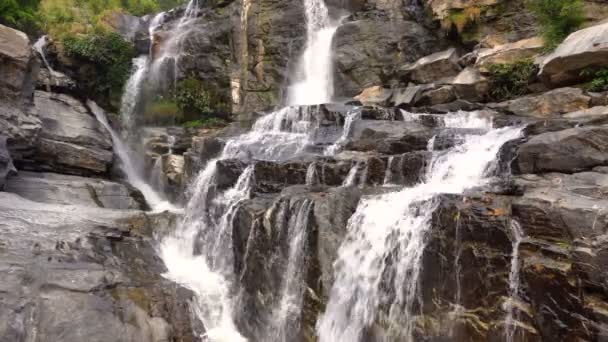 Mae Klang Waterfall Doi inthanon w Parku Narodowym w regionie Chiang Mai, Tajlandia, stanie w pętli - Materiał filmowy, wideo
